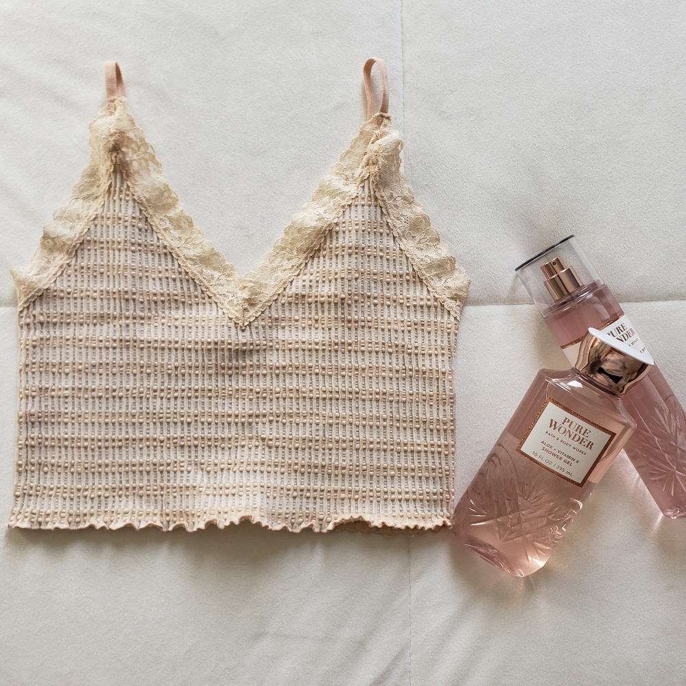 Neutral crop top with lace
